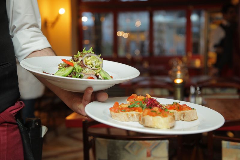 Masadan QR Sipariş ve Ödeme Sistemleri: Restoranlarda Garson Verimliliğini %40 Artırın